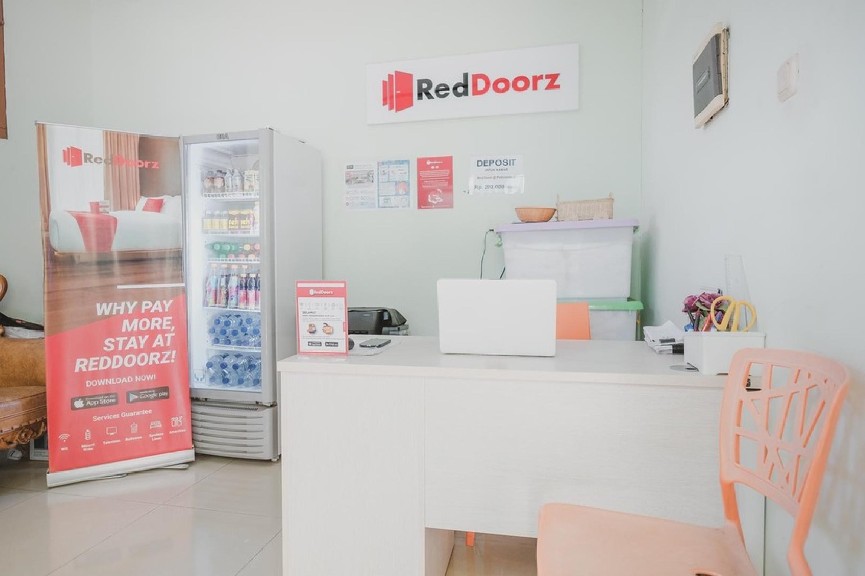 Reddoorz Plus @ Karet Pedurenan 3 Jakarta Eksteriør billede